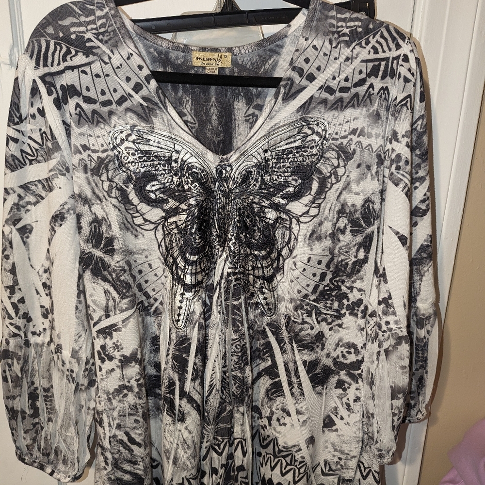 1x Beautiful One World butterfly v neck
